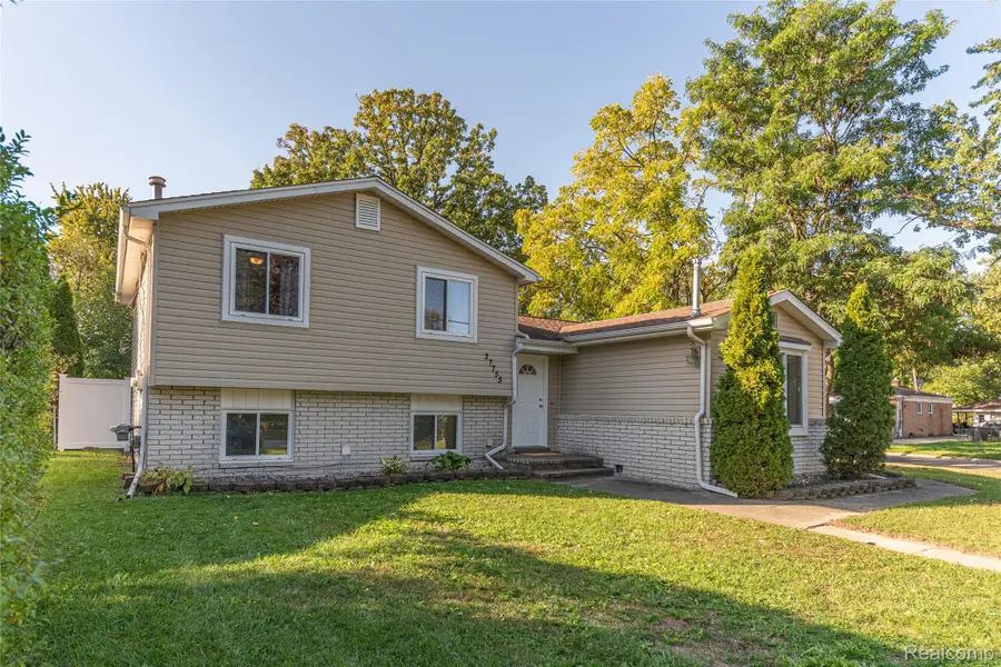 27755 Clarita ST, Livonia, MI 48152 - #2
