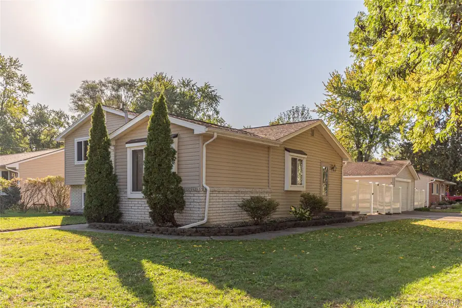 27755 Clarita ST, Livonia, MI 48152 - #3