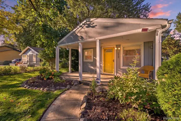 3900 Elmhurst RD, Waterford, MI 48328