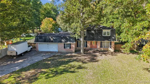 2329 Melody LN, Burton, MI 48509