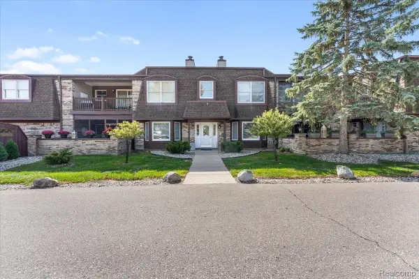 8533 MATHIAS DR  # 35, GrosseIle, MI 48138