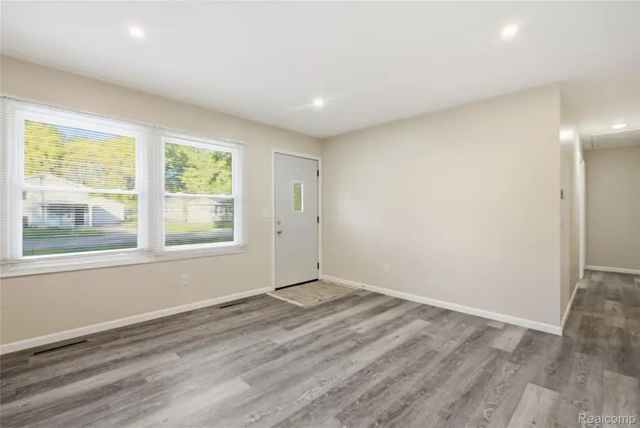 908 N East ST, Fenton, MI 48430 - #3