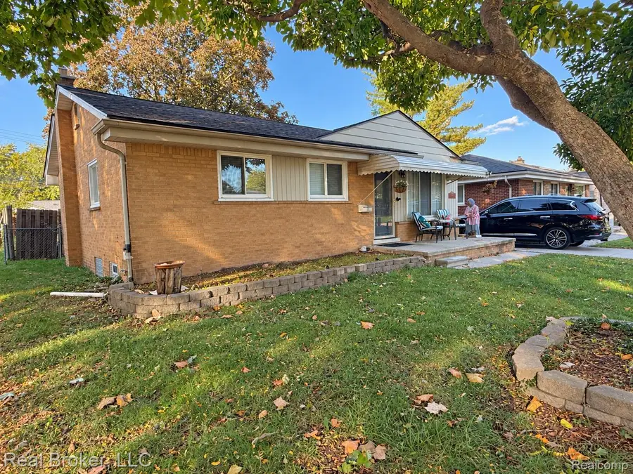 24686 McDonald ST, Dearborn Heights, MI 48125 - #2