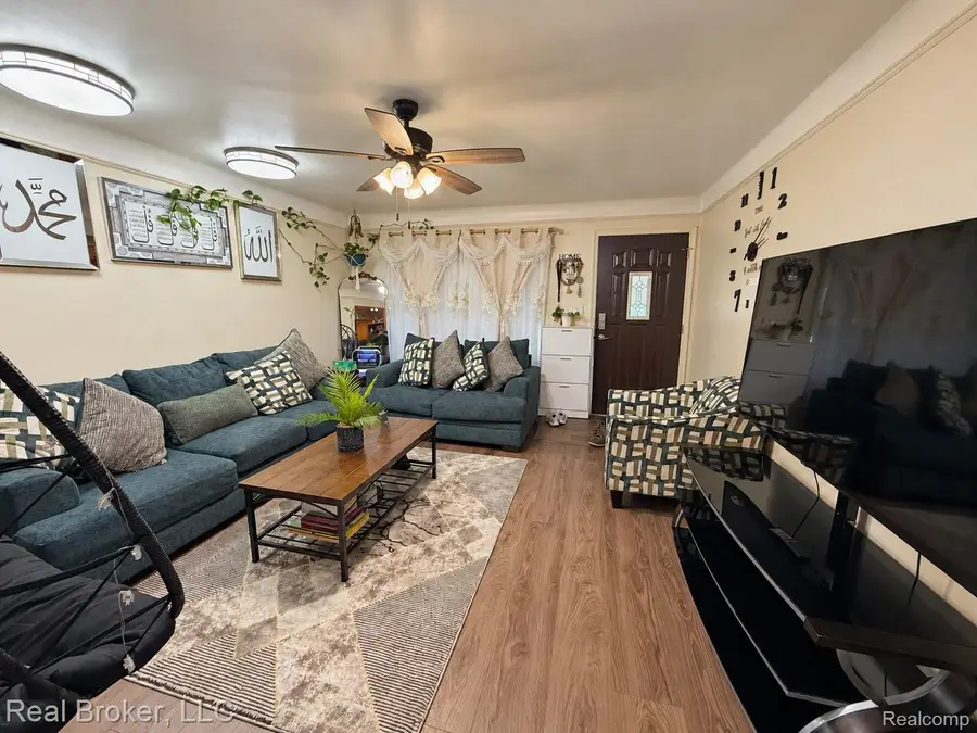 24686 McDonald ST, Dearborn Heights, MI 48125 - #3