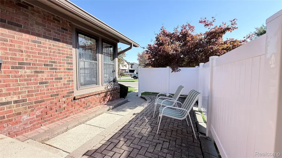 2768 Roundtree DR, Troy, MI 48083 - #2