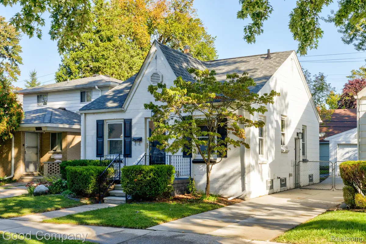 1988 Roslyn RD, Grosse Pointe Woods, MI 48236 - #1