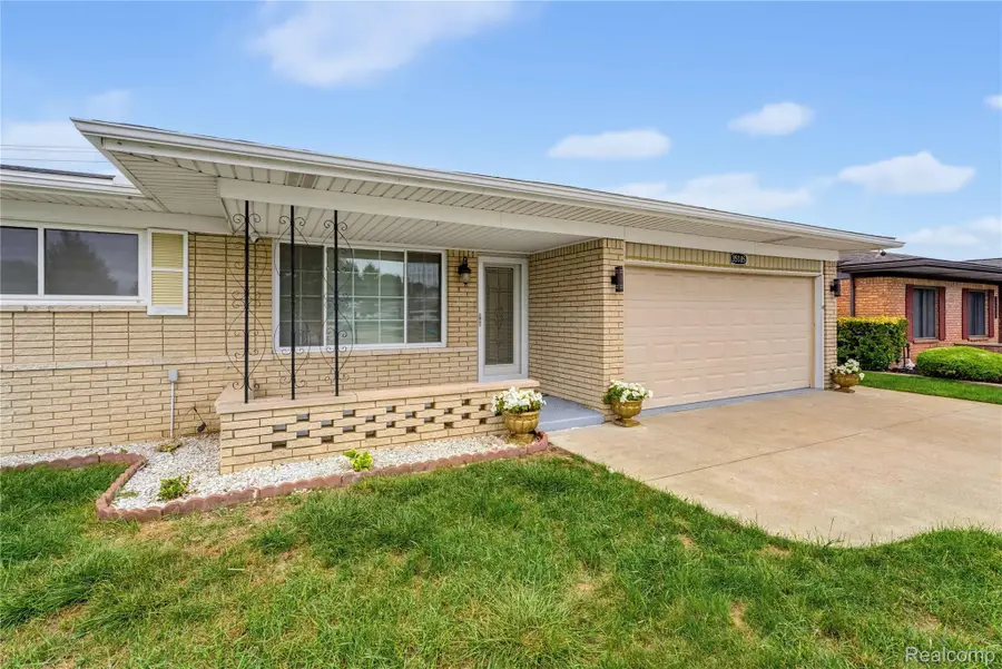 35185 Marina DR, Sterling Heights, MI 48312 - #3