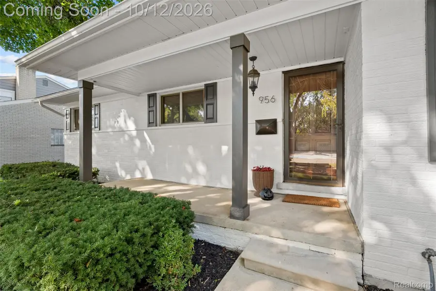 956 Blairmoor CT, Grosse Pointe Woods, MI 48236 - #2