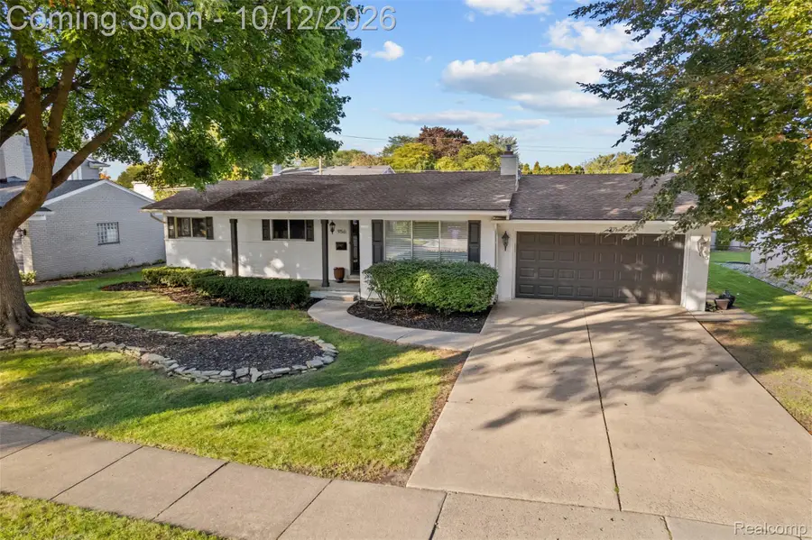 956 Blairmoor CT, Grosse Pointe Woods, MI 48236 - #3