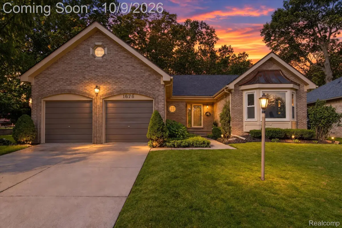 1676 Treeside DR, Rochester Hills, MI 48307 - #1