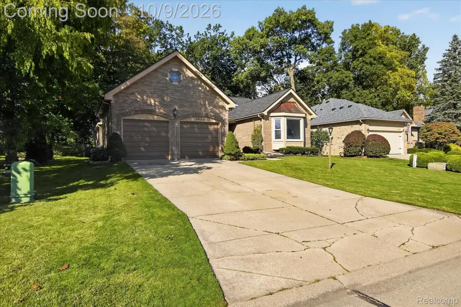 1676 Treeside DR, Rochester Hills, MI 48307 - #2