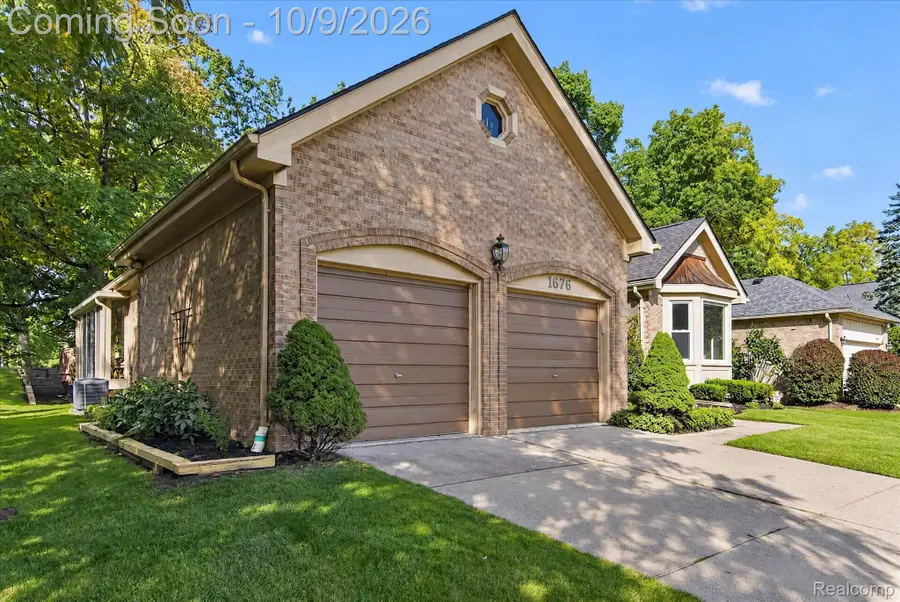 1676 Treeside DR, Rochester Hills, MI 48307 - #3