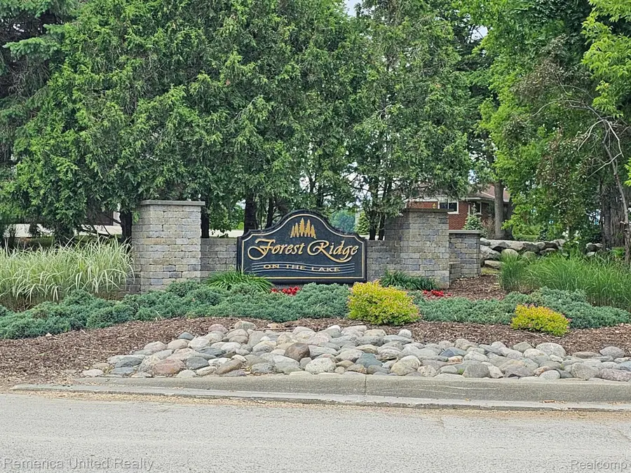10512 OAK FOREST DR, South Lyon, MI 48178 - #3