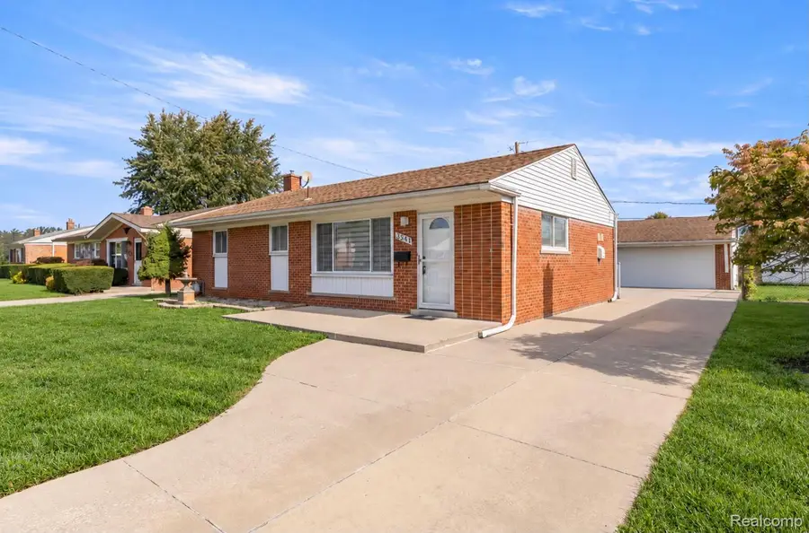 8544 Kinloch ST, Dearborn Heights, MI 48127 - #2