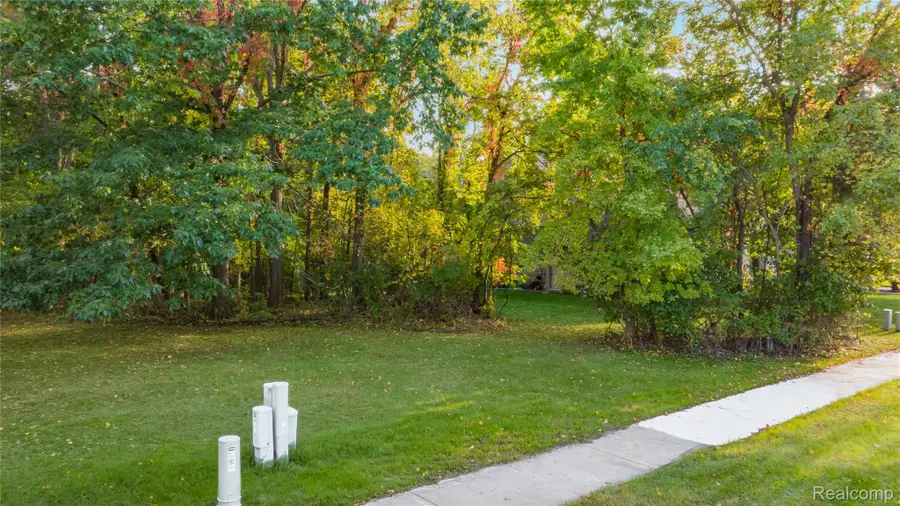42080 Farm Lane CT, Sterling Heights, MI 48313 - #2