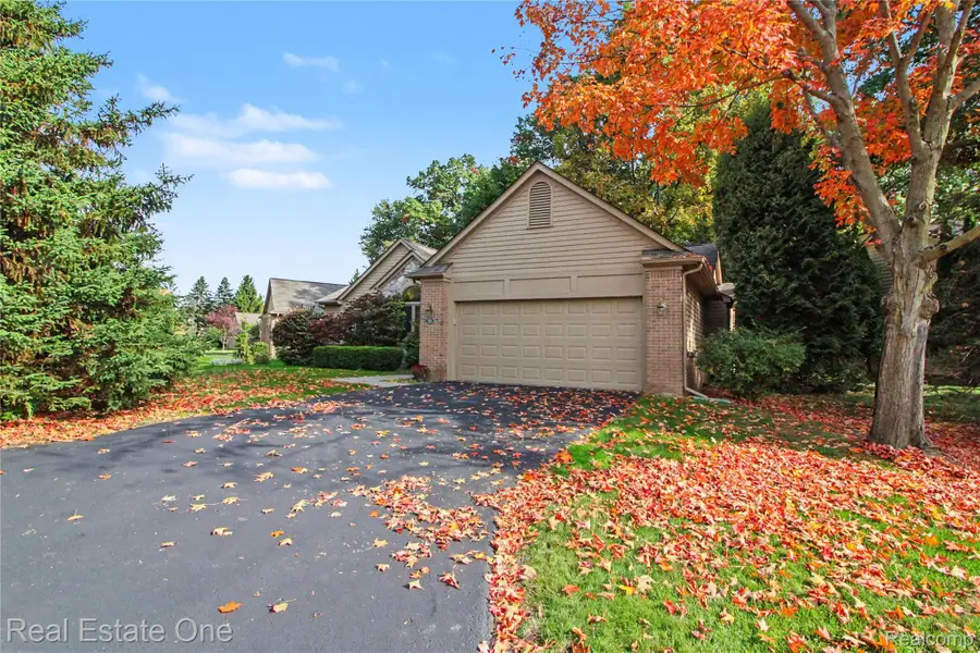 5023 Pheasant CV  # 4, West Bloomfield, MI 48323 - #3