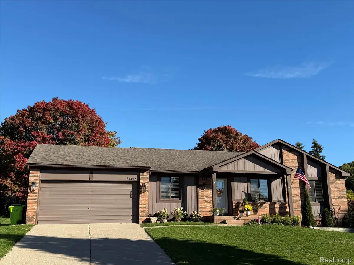 24492 Riverview LN, Novi, MI 48374 - #1