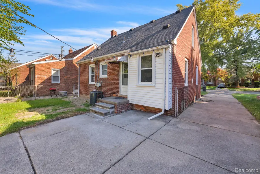 2207 Kingsbury AVE, Dearborn, MI 48128 - #3