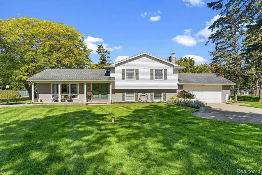 1168 Woodview DR, Flint, MI 48507 - #2
