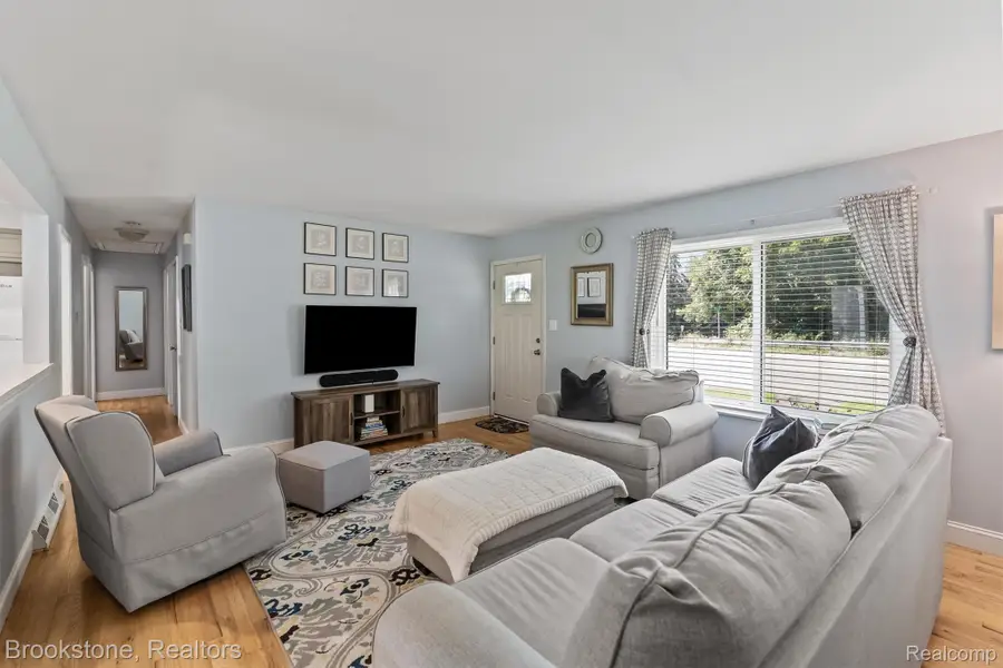 4895 Clarkston RD, Clarkston, MI 48348 - #3