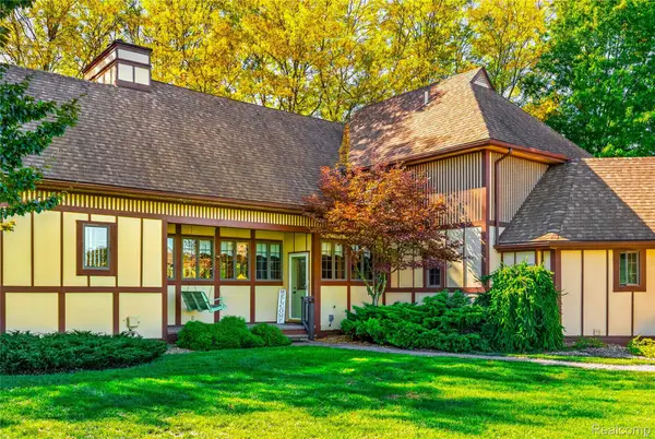 37275 Elizabeth LN, NewBoston, MI 48164