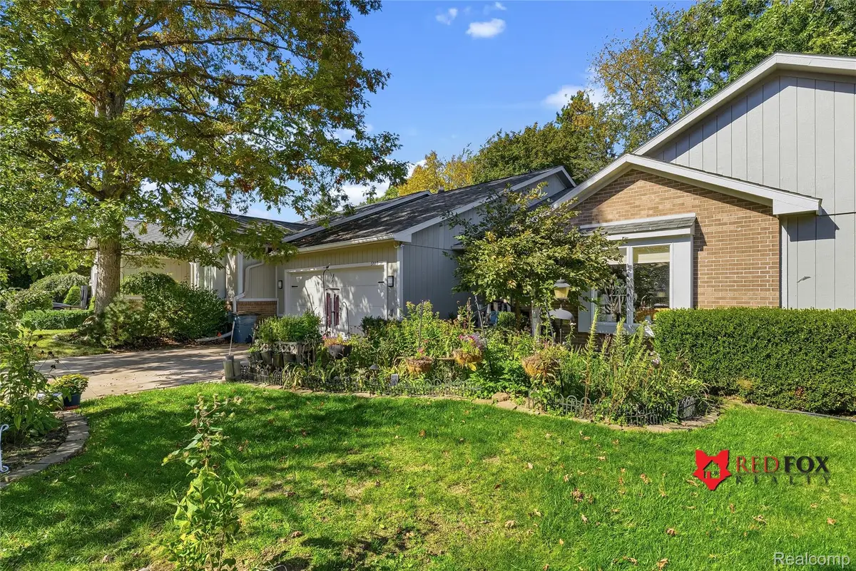 5553 Hickory CIR, Flushing, MI 48433 - #1