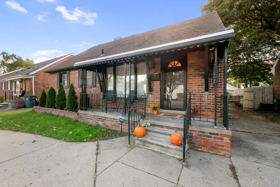 13135 W Eleven Mile RD, Huntington Woods, MI 48070 - #2