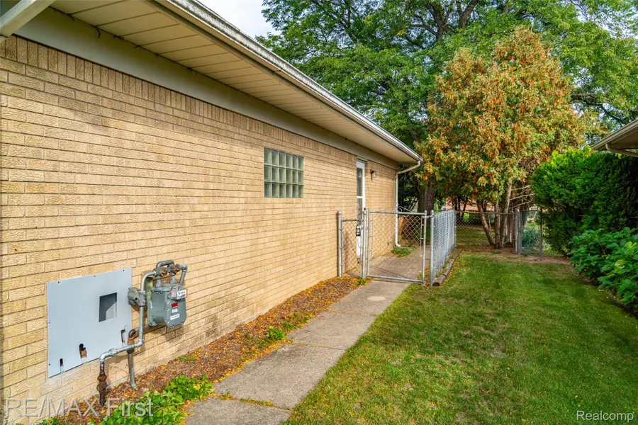 48280 Rex ST, Shelby, MI 48317 - #2