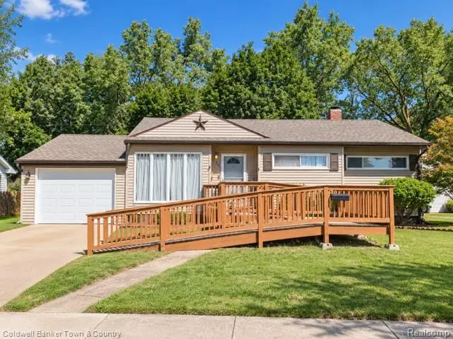 734 Elmwood DR, Fenton, MI 48430 - #1