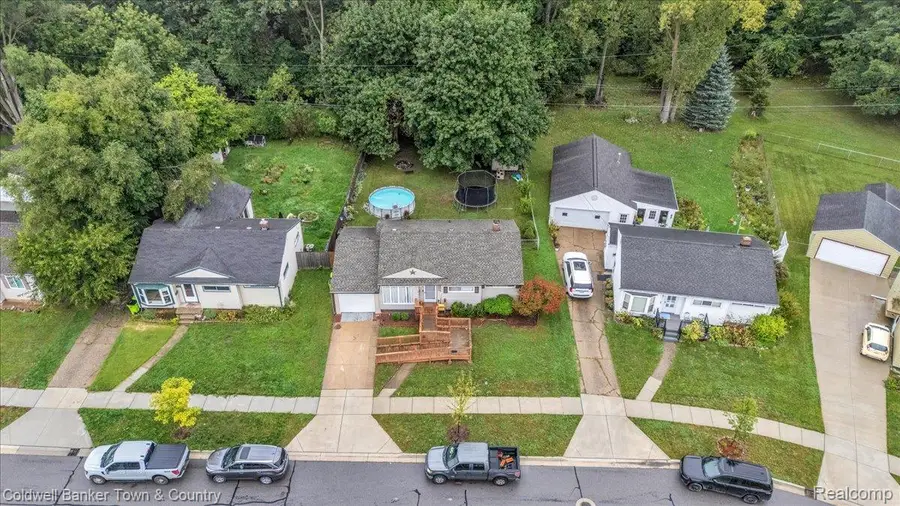 734 Elmwood DR, Fenton, MI 48430 - #2