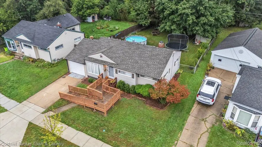 734 Elmwood DR, Fenton, MI 48430 - #3