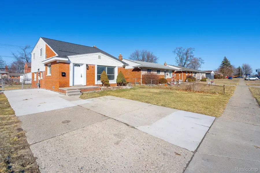 18327 E 13 MILE RD, Fraser, MI 48026 - #2