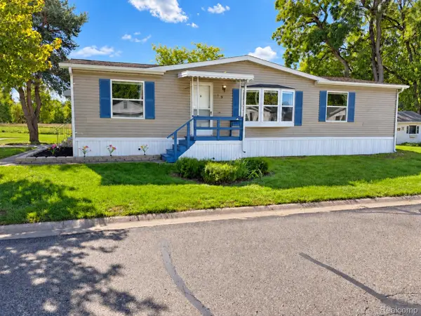 19 S Hill DR, Fenton, MI 48430