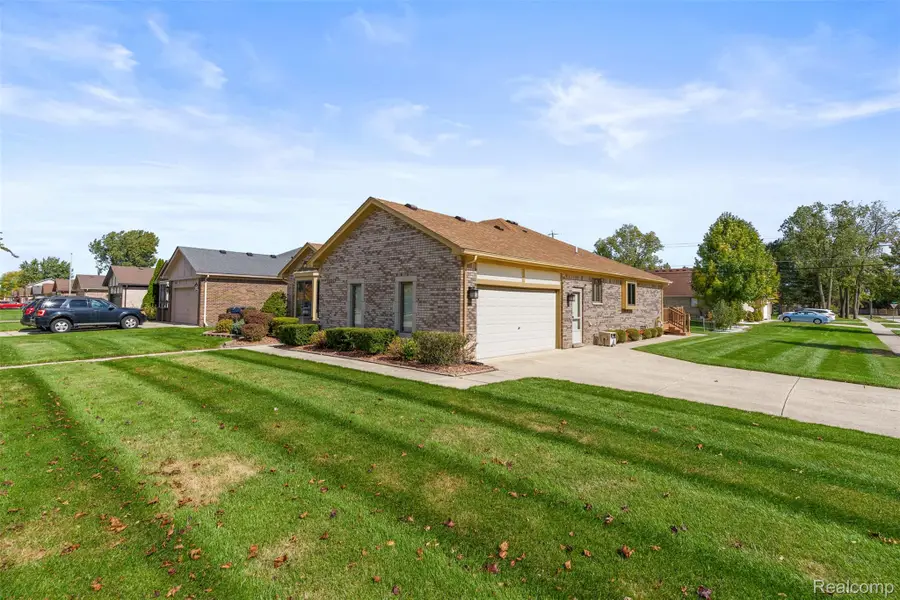 35616 Wellston AVE, Sterling Heights, MI 48312 - #2