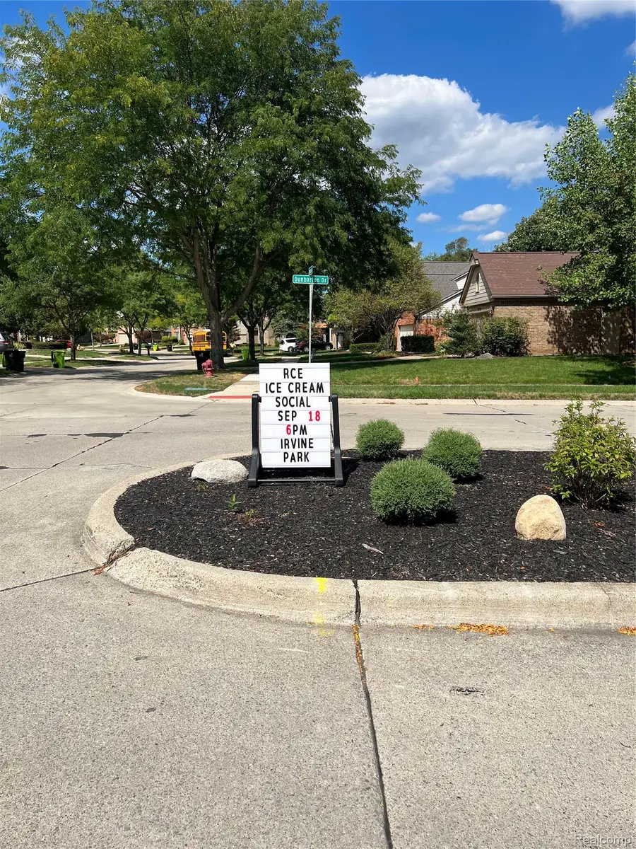 45475 Irvine DR, Novi, MI 48374 - #3