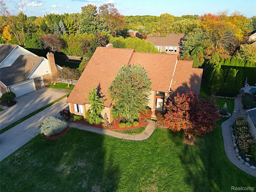 29886 Fox Club DR, Farmington Hills, MI 48331 - #2