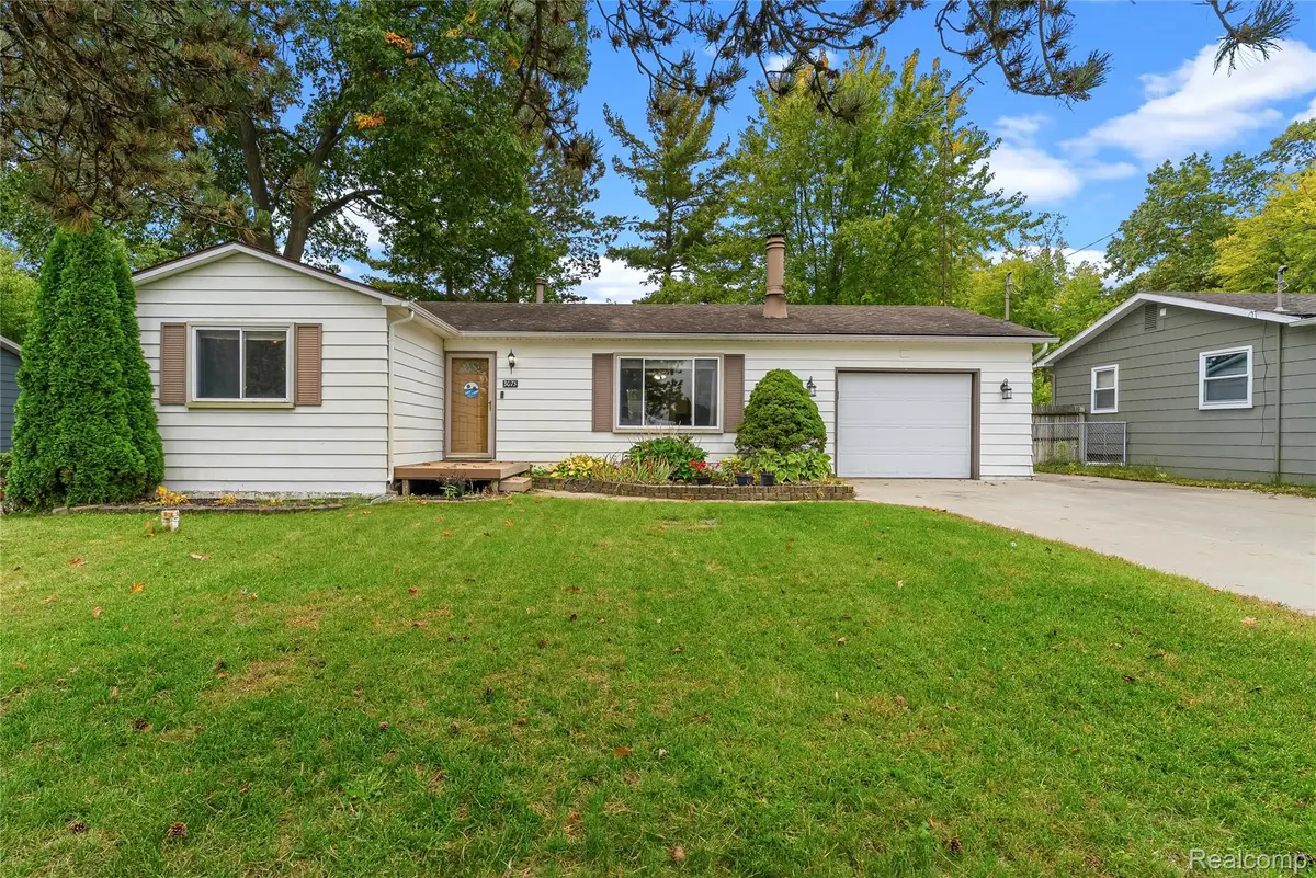 3075 Torrey Beach DR, Fenton, MI 48430 - #1