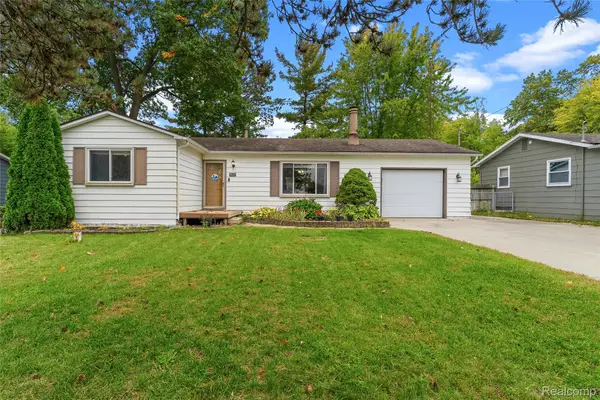 3075 Torrey Beach DR, Fenton, MI 48430