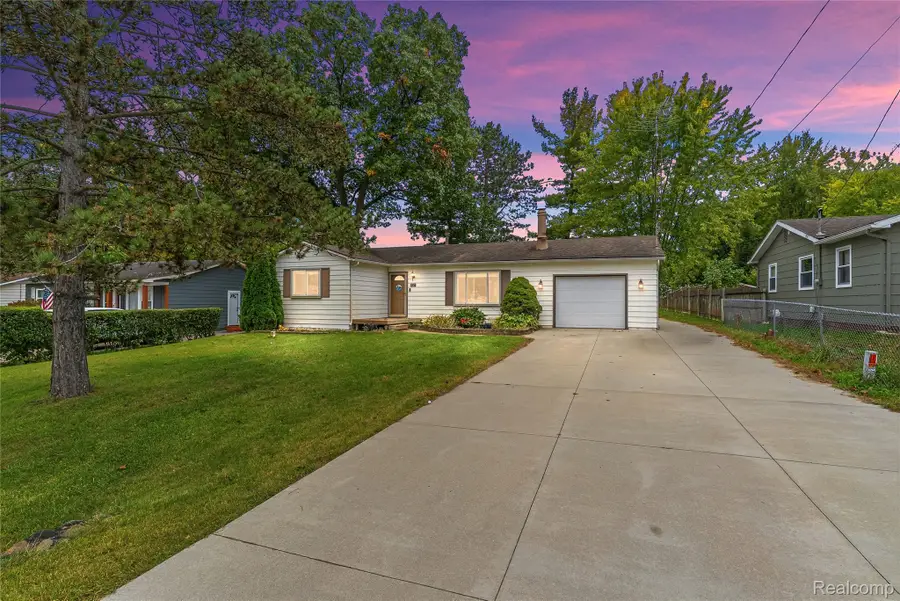 3075 Torrey Beach DR, Fenton, MI 48430 - #2