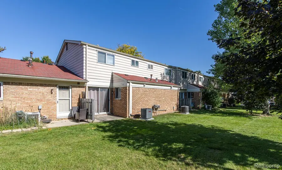 1365 Laurel Valley DR, Waterford, MI 48327 - #2