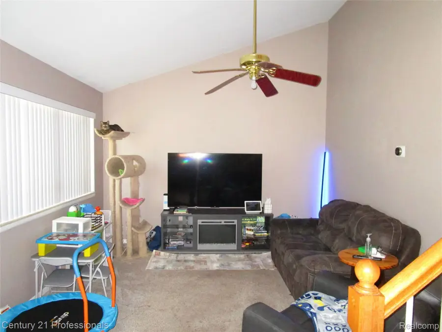19823 Weyher ST, Livonia, MI 48152 - #3