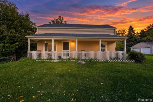 9022 Parshallville RD, Fenton, MI 48430