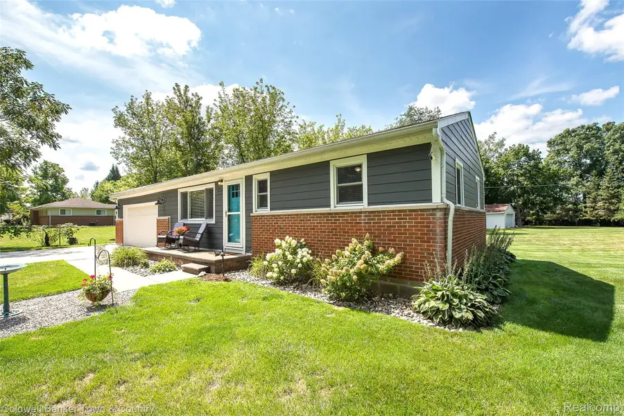 1810 Gray RD, Howell, MI 48843 - #2