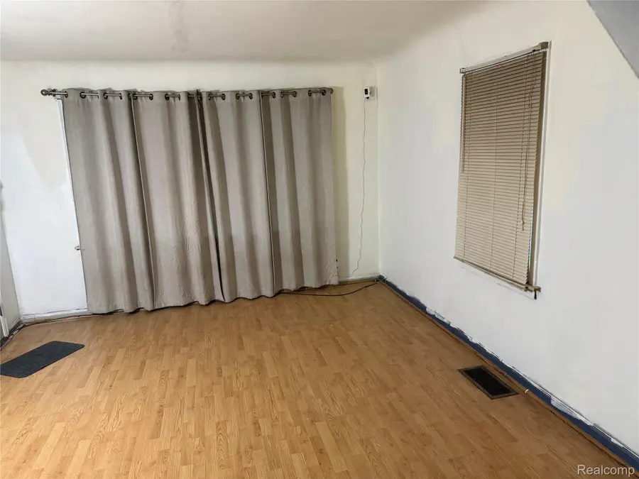 6889 Wayne RD, Romulus, MI 48174 - #2