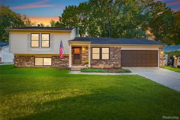 321 Tanglewood CIR, Brighton, MI 48116