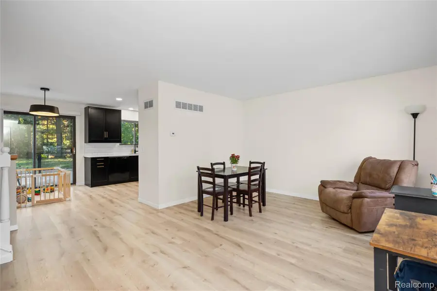 321 Tanglewood CIR, Brighton, MI 48116 - #2