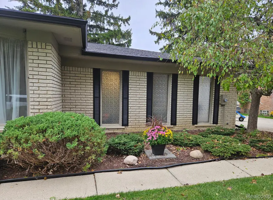6701 Yarborough DR, Shelby, MI 48316 - #2