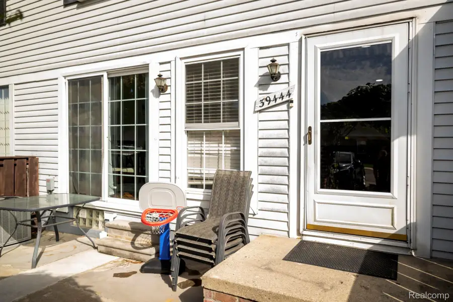 39444 Old Dominion DR, Clinton, MI 48038 - #2