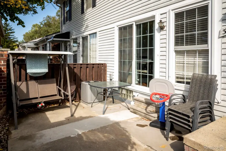 39444 Old Dominion DR, Clinton, MI 48038 - #3