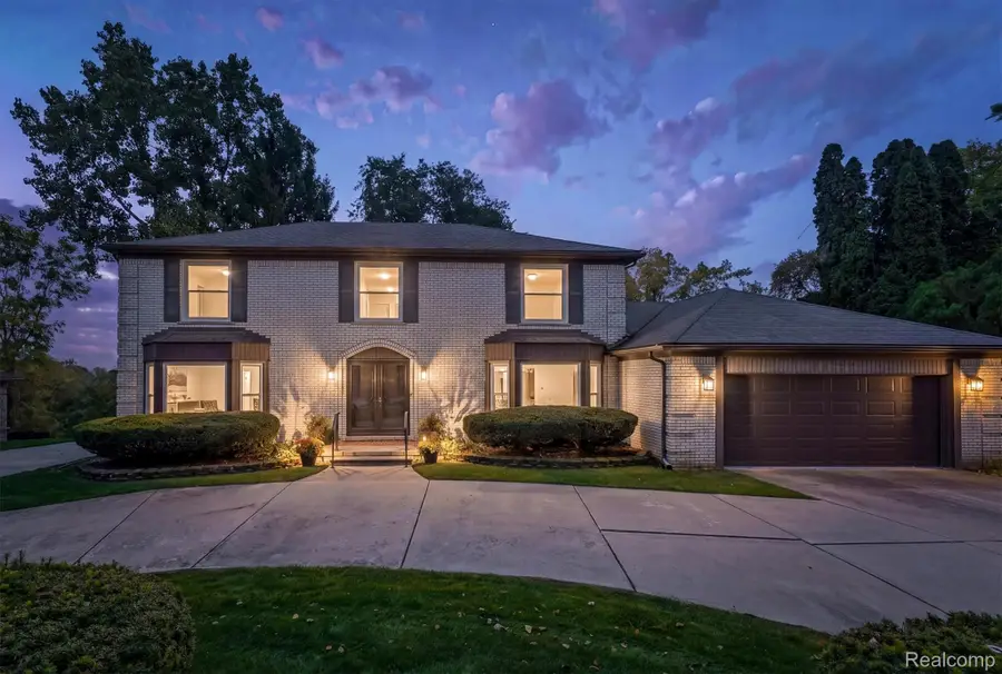 33629 Heritage Hills DR, Farmington Hills, MI 48331 - #2